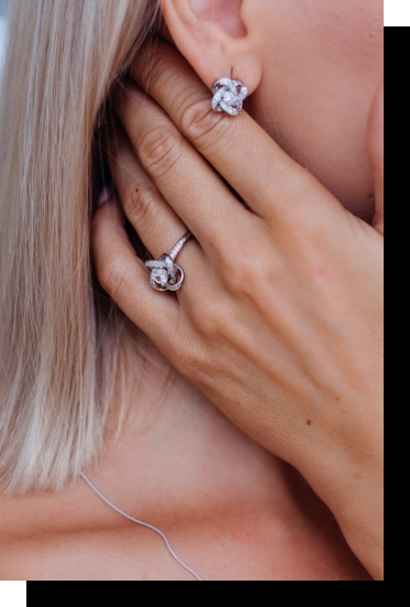 Fotografía del perfil de una mujer mostrando sus joyas de plata