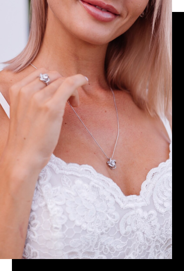 Fotografía de mujer mostrando sus joyas de plata